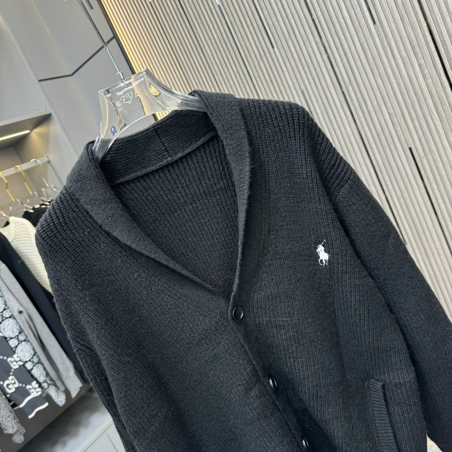 🅿️280 LF Ralph Lauren 25FW Taoist robe sweater is made of top-grade cashmere yarn. The new autumn and winter Oblique jacquard knitted cashmere sweater has a double-sided wearable design and is made of high-quality cashmere material. After fine weaving process, it presents a soft and comfortable touch and excellent thermal insulation performance. The iconic Oblique jacquard pattern is perfectly presented through precision knitting technology. It can be worn on both sides, showing different style charms. The round neck design is simple and elegant, suitable for various matching occasions. Exquisite knitting technology ensures that the clothes are not easily deformed and remain crisp and long-lasting. The double-sided design concept reflects LV's perfect balance of practicality and fashion. Each sweater undergoes strict quality inspection to ensure that the quality meets the brand's consistently high standards. This knitted item combines warmth and style, making it an exquisite addition to your autumn and winter wardrobe. Size:S/M/L/XL